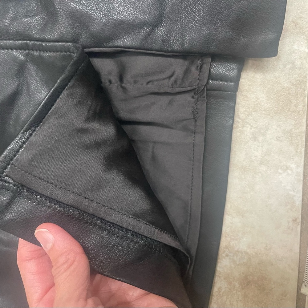 NEW BLANK NYC
Blank NYC Faux Leather Front Zip Mini Skirt Size 28 - Picture 8 of 12